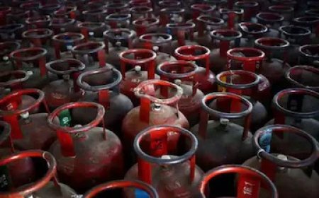 CG : मां महामाया HP गैस एजेंसी पर छापेमारी, 6.33 लाख के अवैध सिलेण्डर जब्त