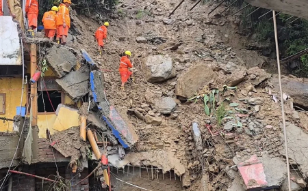 कुल्लू में फिर लैंडस्लाइड : दो मकान आए चपेट में , एक की मौत और तीन को बचाया; अभी कई लोग फंसे