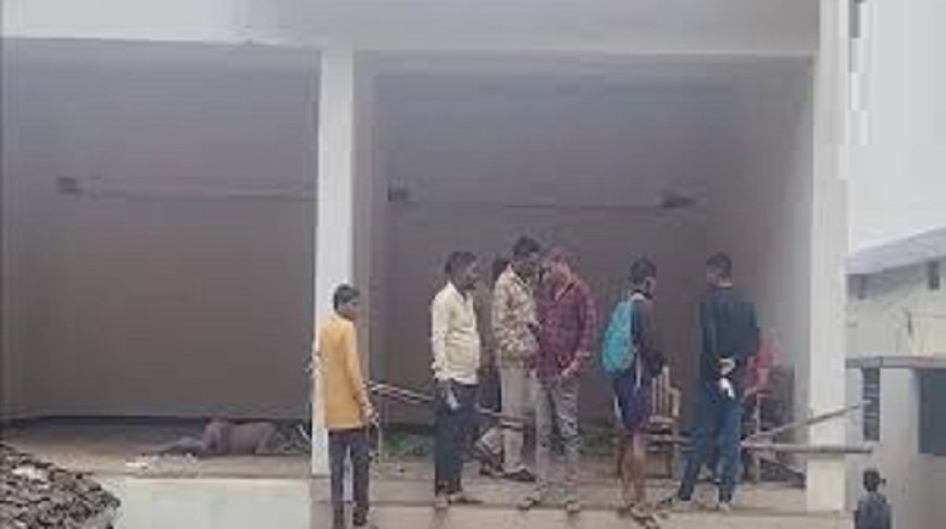 निर्माणाधीन दुकान से अधेड़ की लाश मिलने से मची सनसनी