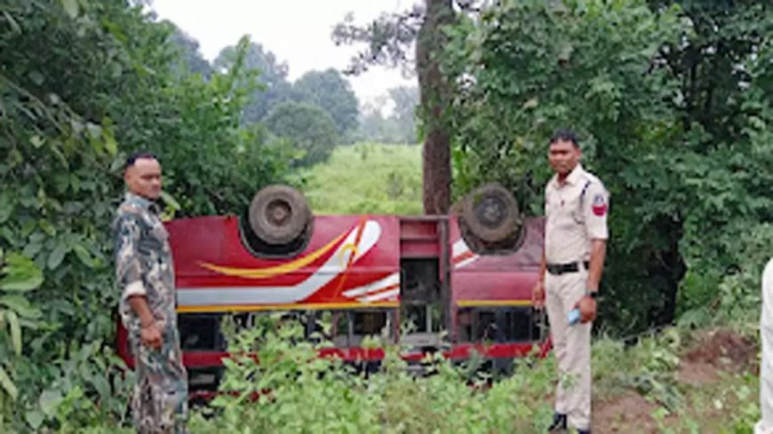 बस पलटने से 4 साल की बच्ची की मौत, कई घायल