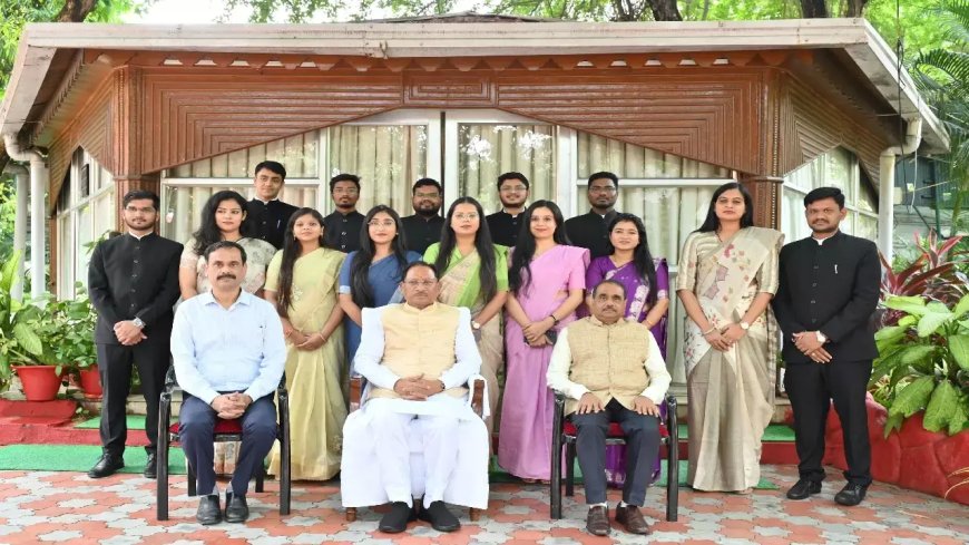 सीएम विष्णुदेव साय से मिले राज्य प्रशासनिक सेवा के प्रशिक्षु अधिकारी, कहा– 2026 तक नक्सलवाद का होगा अंत