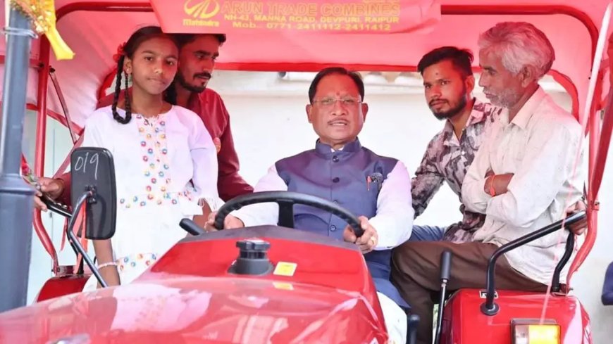 GST बचत उत्सव में सीएम विष्णु देव साय ने किसानों को सौंपी ट्रैक्टर-हार्वेस्टर की चाबियां