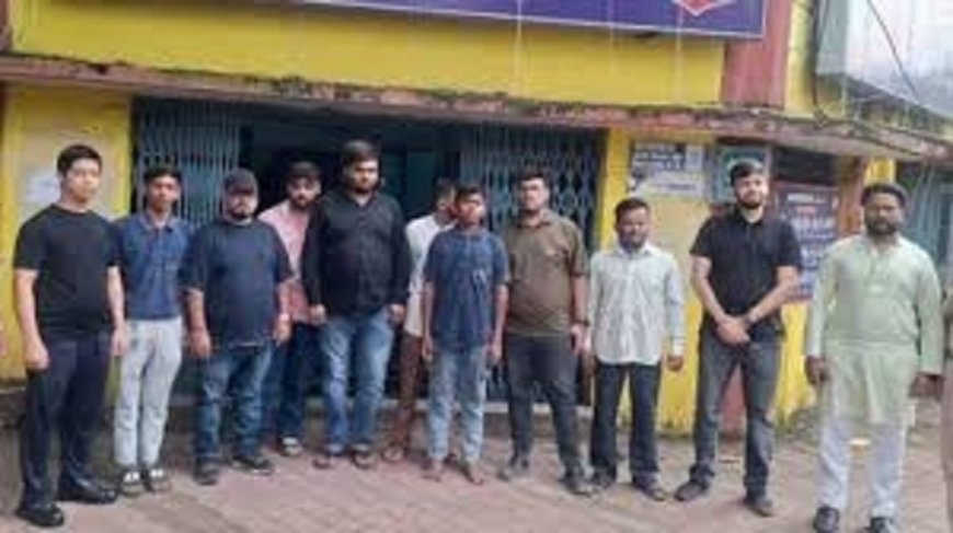 रायपुर वीआईपी रोड पर देर रात कैफे-बार पर पुलिस की कार्रवाई, 11 गिरफ्तार