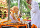 गांधी जयंती 2025: राज्यपाल रमेन डेका ने रायपुर में महात्मा गांधी को अर्पित की श्रद्धांजलि