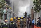 प्लास्टिक फैक्ट्री में भीषण आग, 15 फायर टेंडर मौके पर, अफरातफरी का माहौल
