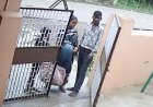 टाऊनशिप में भीख मांगने वाले चोरों ने बढ़ाई सुरक्षा की चिंता...CCTV फुटेज में वारदात आई सामने
