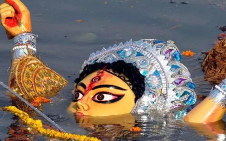 विजयादशमी पर 176 दुर्गा प्रतिमाओं का भक्तिमय विसर्जन, महादेव घाट पर जयकारों से गूंजा माहौल