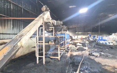 फैक्ट्री में आग की लपटें: पाइप फैक्ट्री जलकर खाक, आसपास के इलाकों में मची अफरा-तफरी!