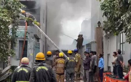 प्लास्टिक फैक्ट्री में भीषण आग, 15 फायर टेंडर मौके पर, अफरातफरी का माहौल