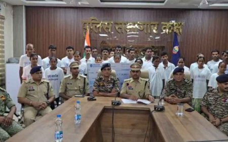 Naxal Surrender: ढहने लगा नक्सल संगठन, अब सुकमा में 27 नक्सलियों ने किया सरेंडर