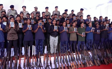 छत्तीसगढ़ में अब तक का सबसे बड़ा नक्सल सरेंडर: कमांडर रूपेश समेत 208 नक्सलियों ने डाले हथियार