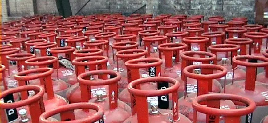 LPG सिलेंडर की कीमतों में बढ़ोतरी...19KG कॉमर्शियल सिलेंडर अब महंगा