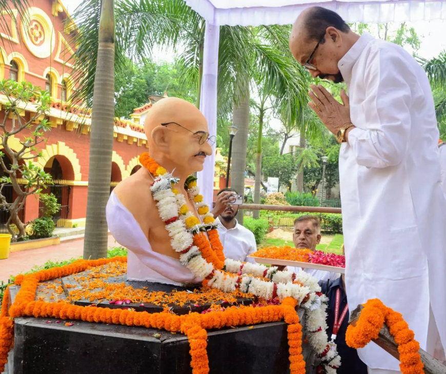 गांधी जयंती 2025: राज्यपाल रमेन डेका ने रायपुर में महात्मा गांधी को अर्पित की श्रद्धांजलि