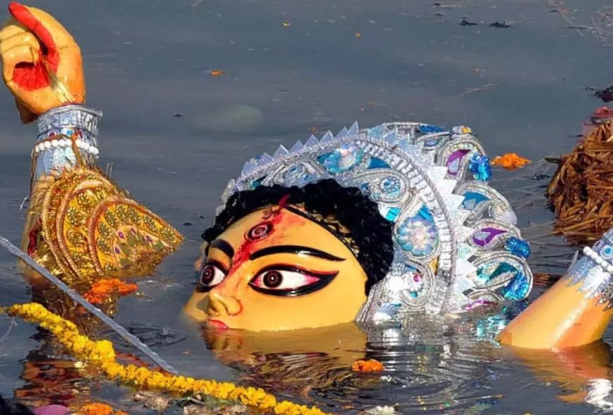 विजयादशमी पर 176 दुर्गा प्रतिमाओं का भक्तिमय विसर्जन, महादेव घाट पर जयकारों से गूंजा माहौल