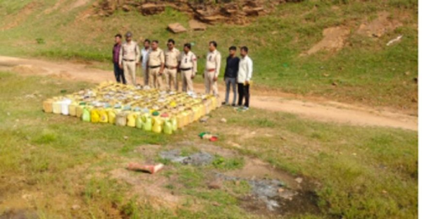 आबकारी विभाग की बड़ी कार्रवाई… भारी मात्रा में कच्ची महुआ शराब और महुआ लाहन जब्त