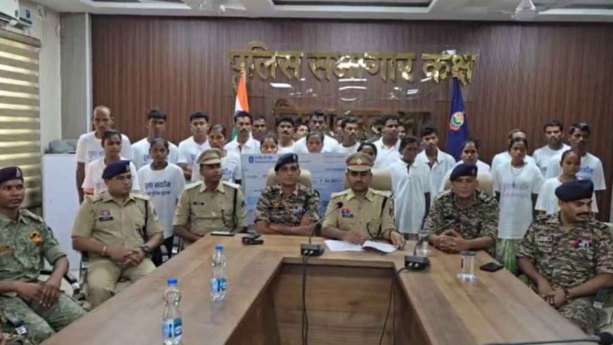 Naxal Surrender: ढहने लगा नक्सल संगठन, अब सुकमा में 27 नक्सलियों ने किया सरेंडर