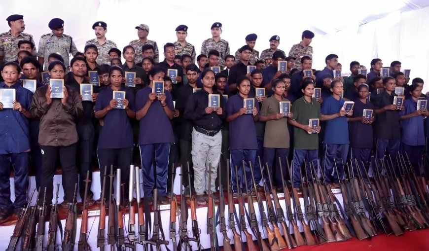 छत्तीसगढ़ में अब तक का सबसे बड़ा नक्सल सरेंडर: कमांडर रूपेश समेत 208 नक्सलियों ने डाले हथियार