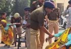 झांसी में बेटों और बहुओं ने 80 साल की मां को डंडों से पीटा, पानी में खाद मिलाकर पिलाने की कोशिश