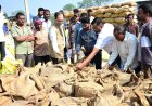 किसानों को धान बेचने में न हो असुविधा : कलेक्टर ने धान खरीदी केंद्रों का निरीक्षण कर व्यवस्थाओं का लिया जायजा