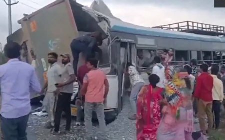 दर्दनाक बस हादसा: ट्रक पलटने से 20 की मौत, सीएम रेवंत रेड्डी ने जताया दुख