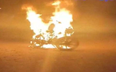 शराब के पैसे न देने पर युवक पर हमला, बाइक में लगाई आग