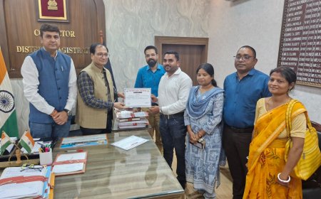 बिलासपुर कलेक्टर संजय अग्रवाल ने बेहतरीन कामों के लिए तीन बीएलओ का किया सम्मान
