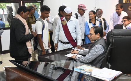 बिलासपुर कलेक्टर संजय अग्रवाल ने साप्ताहिक जनदर्शन में सुनी लोगों की समस्याएं