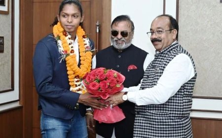 उप मुख्यमंत्री अरुण साव से मिलीं कबड्डी विश्व कप की मोस्ट वेल्युबल प्लेयर संजू देवी
