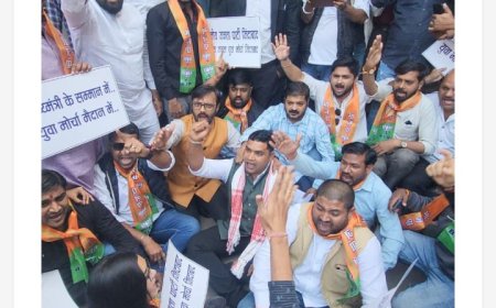 कलेक्ट्रेट घेराव के दौरान मुख्यमंत्री की तस्वीर पर चप्पल मारने के खिलाफ बड़ी कार्रवाई.. जिला अध्यक्षों समेत कई के खिलाफ मामला दर्ज.....