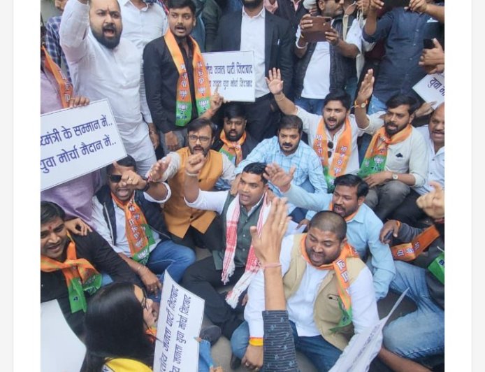 कलेक्ट्रेट घेराव के दौरान मुख्यमंत्री की तस्वीर पर चप्पल मारने के खिलाफ बड़ी कार्रवाई.. जिला अध्यक्षों समेत कई के खिलाफ मामला दर्ज.....