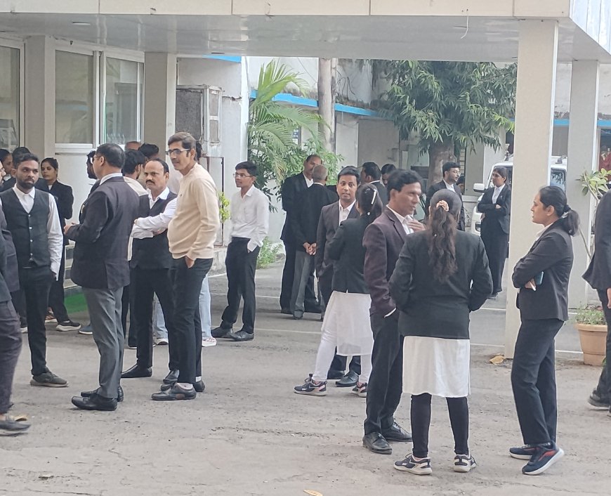 सीपत थाने का स्टाफ बताकर अधिवक्ता को फोन पर अश्लील गालियां व धमकी    जिला अधिवक्ता संघ  मैं आक्रोश की लहर गिरफ्तारी की मांग को लेकर एसपी को सोपा ज्ञापन