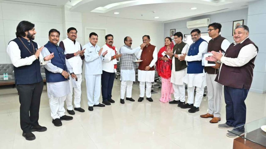 बिहार चुनाव 2025: एनडीए की आंधी, बीजेपी को बंपर बढ़त, जानिए ताजा रुझान और संभावनाएं...CM और मंत्रिमंडल ने मिठाइयां बांटकर दी बधाई