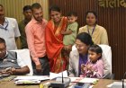 कलेक्टर दिव्या उमेश मिश्रा ने जनदर्शन में सुनी आम लोगों की समस्याएं...नन्हीं बच्ची तेजस्वी को अपनी गोदी में बिठाकर दिया आत्मीय स्नेह एवं दुलार