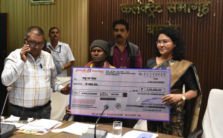 कलेक्टर मिश्रा ने जनदर्शन में सुनी आम लोगों की समस्याएं  विद्युत की चपेट में आने से प्रभावित ग्रामीण को प्रदान किया 02 लाख रूपये का चेक