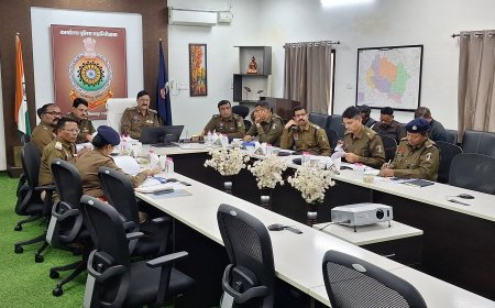 बिलासपुर रेंज में IG डॉ. संजीव शुक्ला की बड़ी समीक्षा बैठक... लंबित प्रकरणों के निराकरण से लेकर अवैध गतिविधियों पर कड़ी कार्रवाई के निर्देश