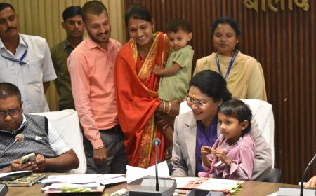 कलेक्टर दिव्या उमेश मिश्रा ने जनदर्शन में सुनी आम लोगों की समस्याएं...नन्हीं बच्ची तेजस्वी को अपनी गोदी में बिठाकर दिया आत्मीय स्नेह एवं दुलार