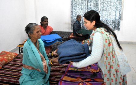 शीत लहर में जिला प्रशासन बालोद ने की संवेदनशील पहल वृद्धाश्रम और दिव्यांगजनों हेतु संचालित संस्थाओं में बांटे गए कंबल, बुजुर्गों के चेहरे पर खिली मुस्कान,कलेक्टर दिव्या उमेश मिश्रा के निर्देश पर 150 हितग्राहियों को मिली ठंड में राहत
