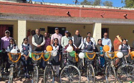 सरस्वती साइकिल योजना के तहत विद्यार्थियों को साइकिल वितरण...आंध्र समाज स्कूल, बुधवारी बाजार, रेलवे परिक्षेत्र, बिलासपुर