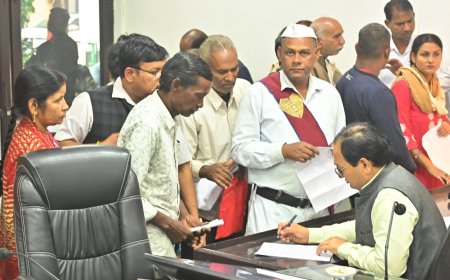 कलेक्टर ने साप्ताहिक जनदर्शन में सुनी लोगों की समस्याएं...फर्जी लोन की शिकायत पर कलेक्टर ने दिए जांच के निर्देश