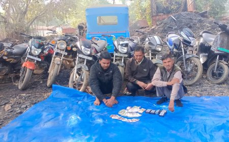 52 पत्ती ताश से संगठित जुआ कारोबार का भंडाफोड़...पोखराखार में जुआ अड्डे पर छापा...कोनी पुलिस ने 03 आरोपी गिरफ्तार नगदी व 10 बाइक सहित सामान किया जब्त