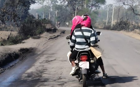 रूमाल से ढंका बाइक का नंबर, तीन सवारी और बिना हेलमेट बेखौफ सफर