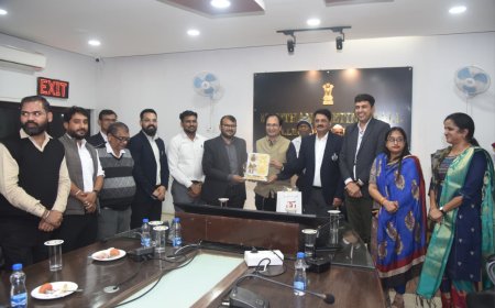 जिला कार्यालय में निगम आयुक्त अमित कुमार को दी गई बिदाई