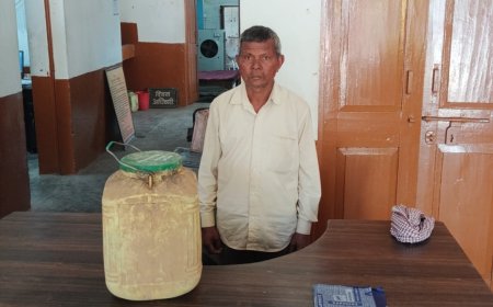 घर के आंगन में बेच रहा था कच्ची महुआ शराब...8 लीटर शराब जप्त,कोनी पुलिस ने किया एक आरोपी को गिरफ्तार