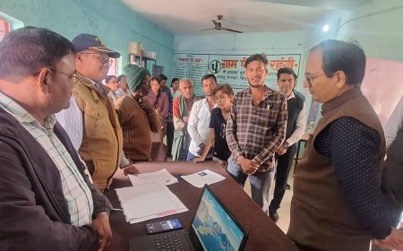 कलेक्टर पहुंचे सुशासन शिविर में,लोगों की समस्याओं का किया समाधान...स्वीकृति के बाद भी आवास निर्माण शुरू नहीं करने वालों को दी हिदायत