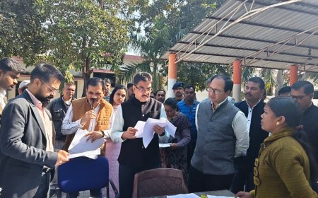 संभागीय कमिश्नर सुनील जैन ने दौरा कर एसआईआर का लिया जायजा