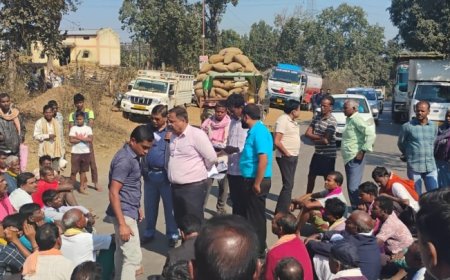 धान खरीदी की मांग पर किसानों का चक्का जाम...तहसीलदार की समझाइश के बाद खुला जाम