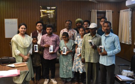 कलेक्टर एवं जनप्रतिनिधियों ने प्रदान किया दृष्टिबाधित दिव्यांगजनों को मोबाईल सेट...विशेष एप्प डाउनलोड होने के कारण आवाज को पहचान कर ही कर सकेंगे मोबाईल सेट को ऑपरेटर