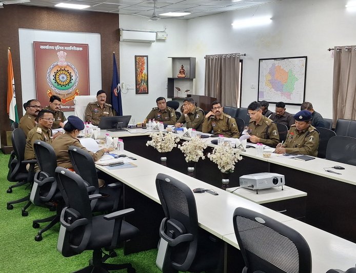 बिलासपुर रेंज में IG डॉ. संजीव शुक्ला की बड़ी समीक्षा बैठक... लंबित प्रकरणों के निराकरण से लेकर अवैध गतिविधियों पर कड़ी कार्रवाई के निर्देश