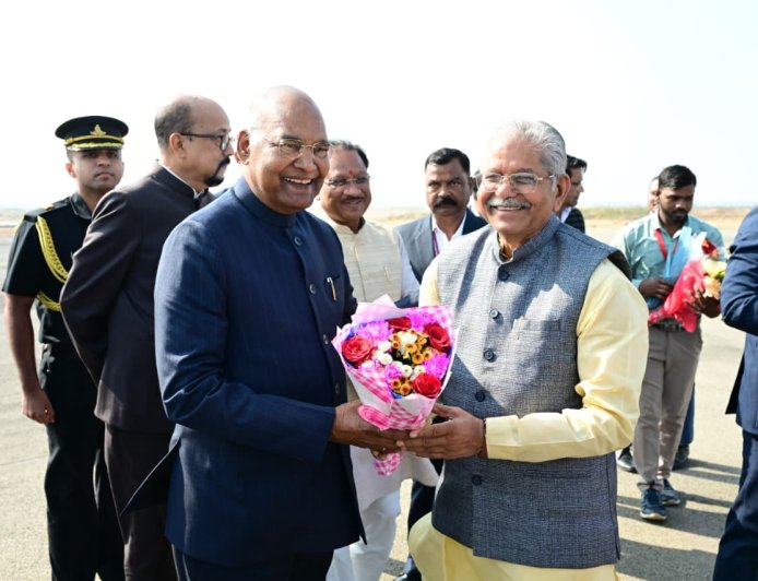 पूर्व राष्ट्रपति, राज्यपाल और मुख्यमंत्री का एयरपोर्ट में स्वागत