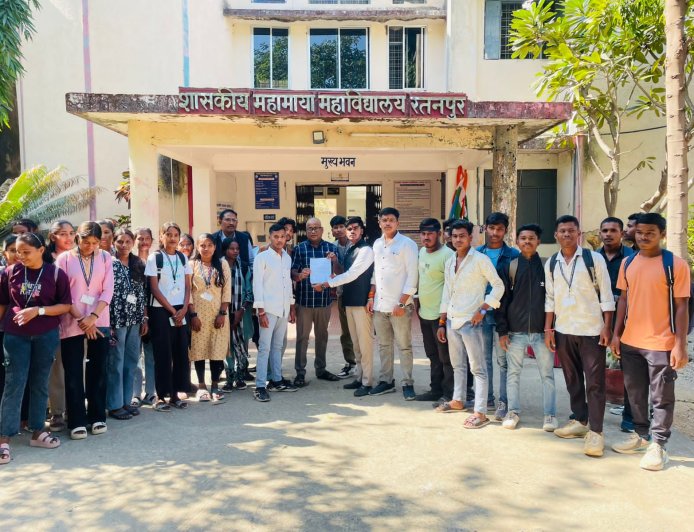 रतनपुर महाविद्यालय के खिलाफ n.s.u.i ने किया धरना प्रदर्शन